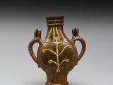 l'image d'un vase brun posé sur une table