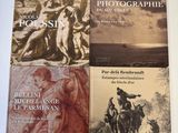 trois livres posés sur une table blanche, avec une photo en noir et blanc
