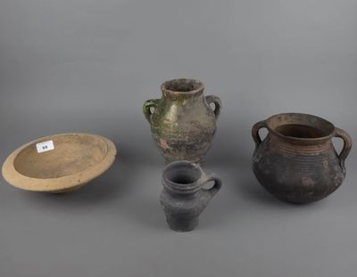 plusieurs types de vases et de bols posés sur une surface grise