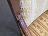 une chaise en bois dont l'assise est recouverte d'un tissu rayé
