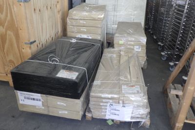 de nombreuses piles de cartons, les unes sur les autres, par terre