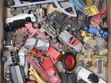 une boîte remplie de petites voitures et de petits camions