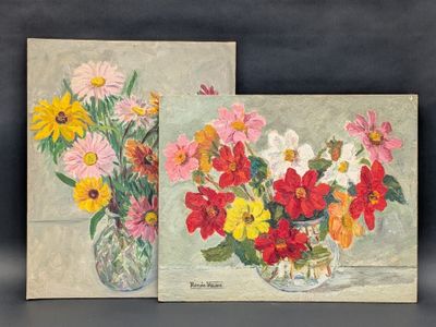 deux tableaux représentant des fleurs dans un vase et un vase contenant des fleurs