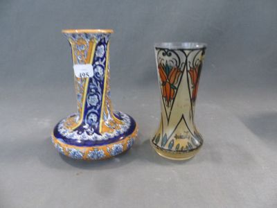 deux vases posés l'un à côté de l'autre sur une table