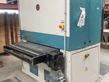 une image d'une machine dans un entrepôt