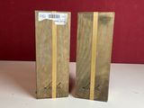 deux morceaux de bois posés sur une table