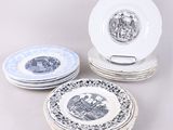 Plusieurs assiettes ornées de motifs bleus et blancs sont empilées les unes sur les autres