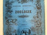 un vieux livre sur lequel figure l'illustration d'une scène de zoo
