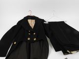 une image représentant un costume noir à boutons dorés et une paire de chaussures