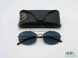 Des lunettes de soleil Ray-Ban et leur étui posés sur une surface blanche