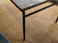 Table basse à piétement tubulaire en métal laqué noir. (photo 2)