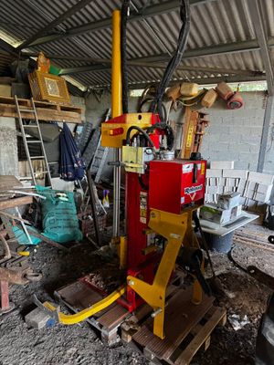 une petite machine qui se trouve dans un garage