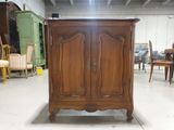 un grand meuble en bois au milieu d'une pièce