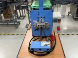 une image représentant une machine posée sur une table dans une pièce