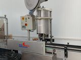 une photo d'une machine qui se trouve dans un entrepôt