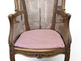 un gros plan d'une chaise sur laquelle est posé un coussin rayé