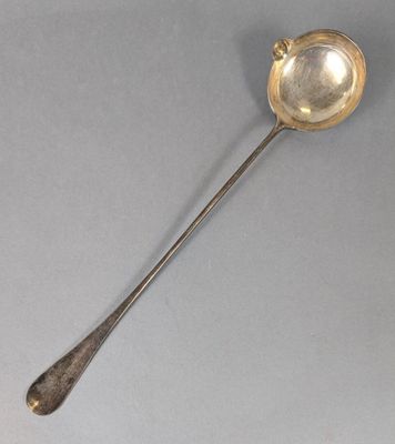 une cuillère ancienne en argent, avec un manche et une cuillère au milieu