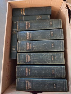 beaucoup de livres dans une boîte posée sur le sol