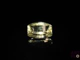 gros plan d'un diamant jaune sur une surface noire