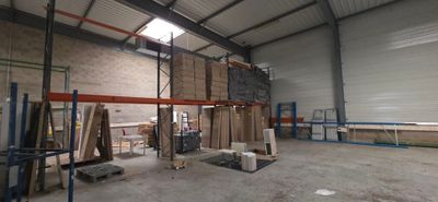 un grand entrepôt rempli de boîtes et de palettes
