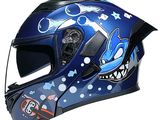 un casque bleu orné d'un motif de requin