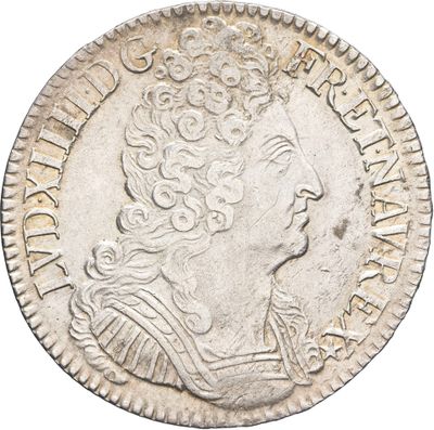 une pièce en argent avec l'image d'une femme de profil