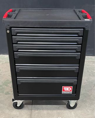 un gros plan d'une armoire à outils noire à quatre tiroirs