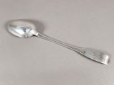 une cuillère en argent avec un manche de cuillère sur une table