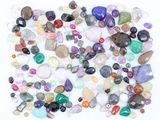 un tas de pierres de différentes couleurs sur une surface blanche
