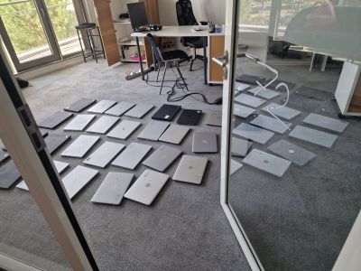 une photo d'une pièce dont le sol est recouvert de nombreux carreaux