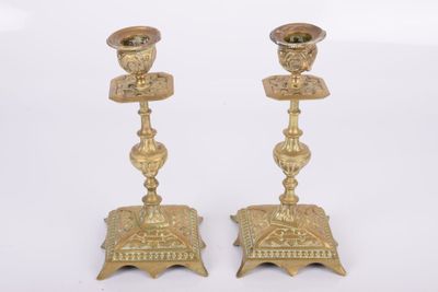 paire de bougeoirs anciens en laiton au motif ouvragé