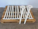 palette en bois surmontée de quatre lattes blanches