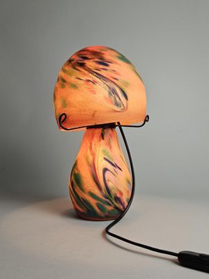 une lampe posée sur une table et munie d'un cordon
