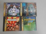 Quatre DVD japonais sont empilés les uns sur les autres sur une table