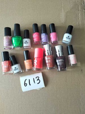 un lot de flacons de vernis à ongles posé sur une boîte en carton