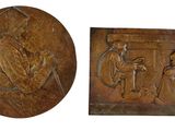 deux plaques en bronze représentant un homme et une femme à cheval