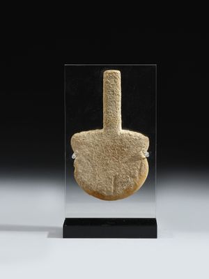 une photo d'un objet en pierre exposé dans une vitrine transparente