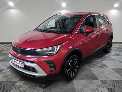 un 4x4 rouge garé dans un garage au sol en damier