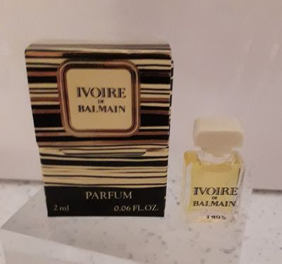 une photo d'un flacon de parfum posé sur un comptoir