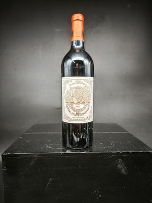 une bouteille de vin posée sur une boîte noire