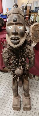 Statue BAUGWA , à clous H : 135cm environ - Photo 1