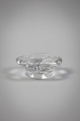 une photo d'un saladier en verre transparent posé sur une table