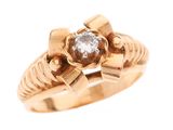 l'image d'une bague en or ornée d'un diamant