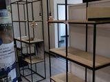 un présentoir à étagères au milieu d'une pièce