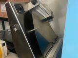 une machine posée sur un comptoir dans une pièce