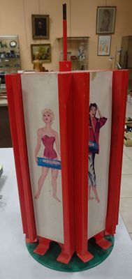 une photo d'une maquette en papier représentant une femme en robe rouge