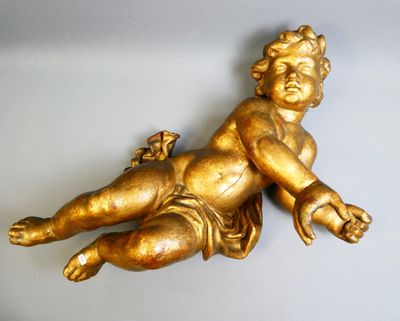 une statue en or représentant un bébé allongé par terre