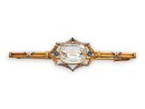 une vieille broche en forme de barre, ornée d'un diamant taillé à l'ancienne et d'un saphir