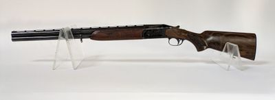 un fusil posé sur un socle transparent, sur fond blanc