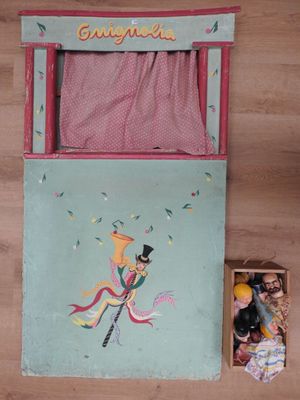 un tableau accroché au mur de la salle de jeux d'un enfant